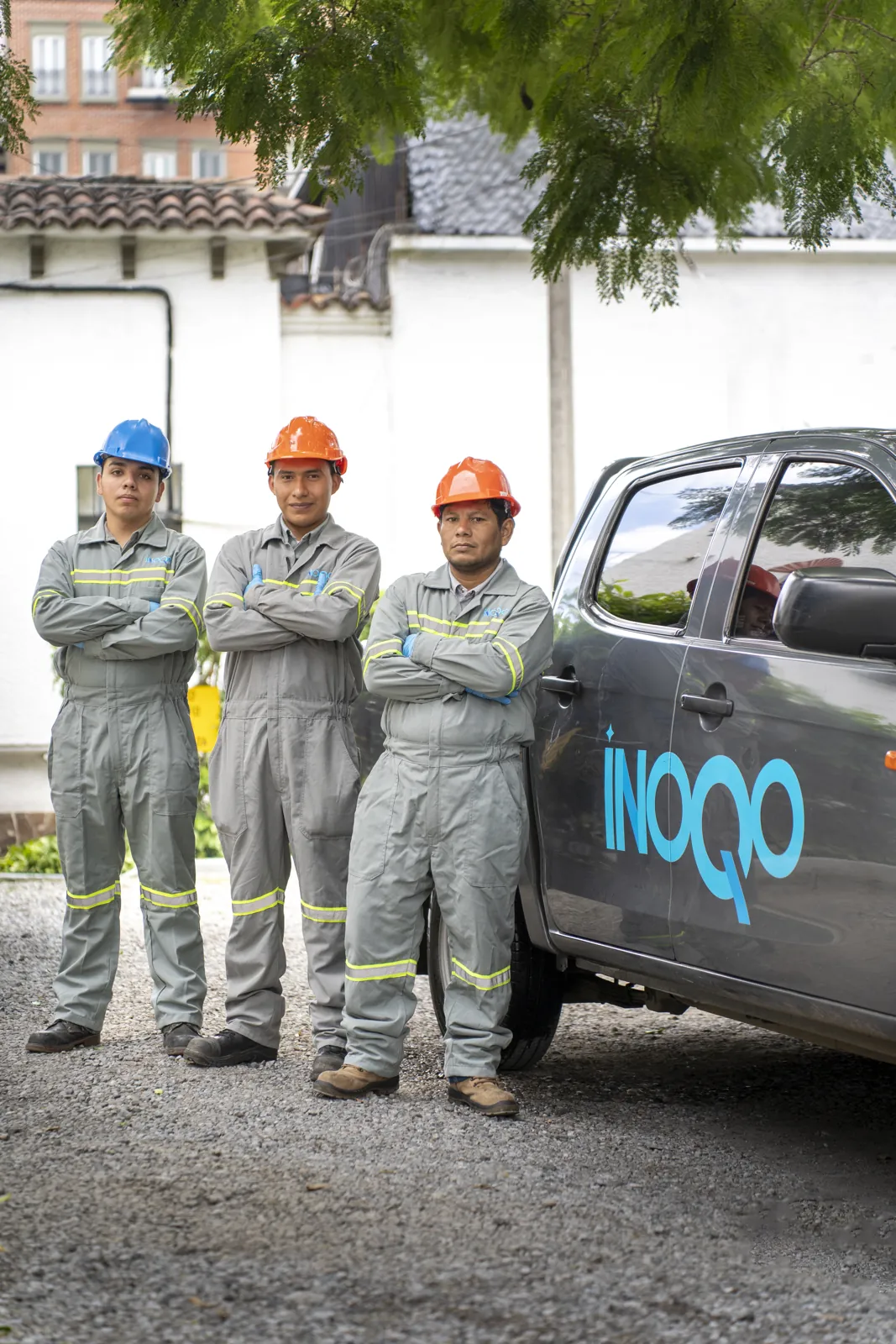 Equipo INOQO uniformado junto a vehículo de la empresa