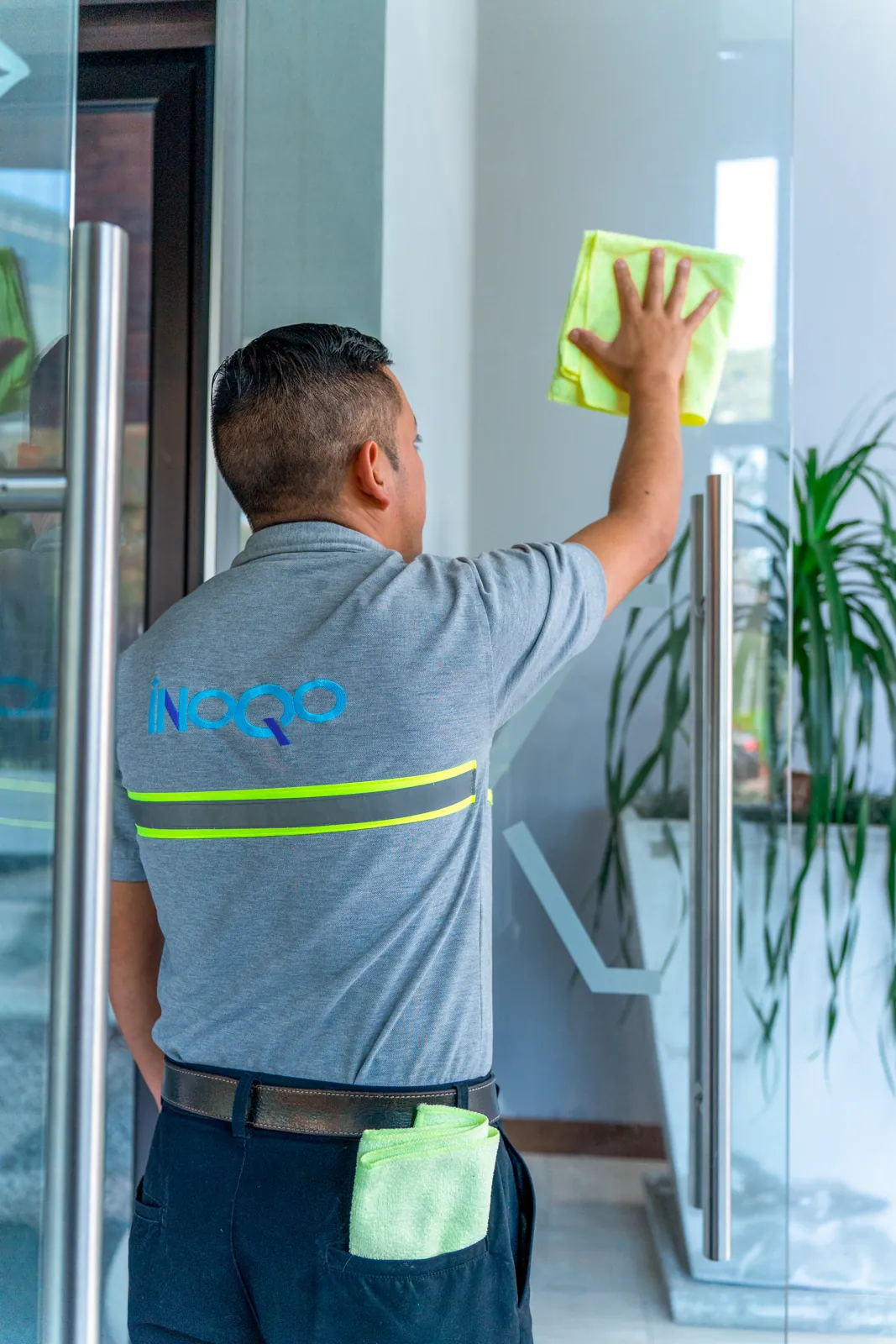 Colaborador de INOQO realizando limpieza de vidrios